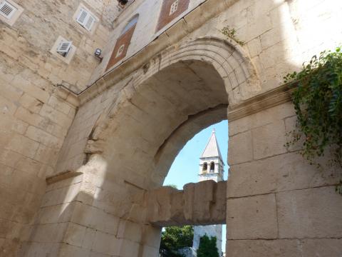 image Puerta Dorada (Palacio de Diocleciano)