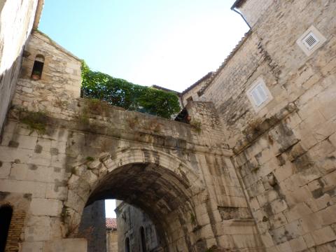 image Puerta Dorada (Palacio de Diocleciano)