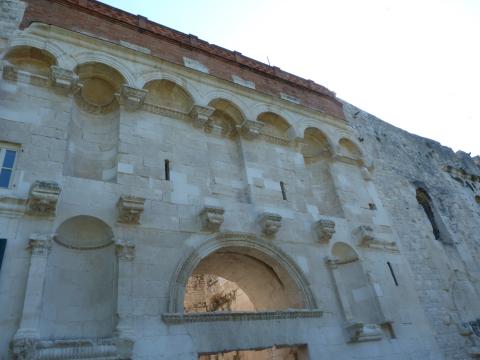 image Puerta Dorada (Palacio de Diocleciano)