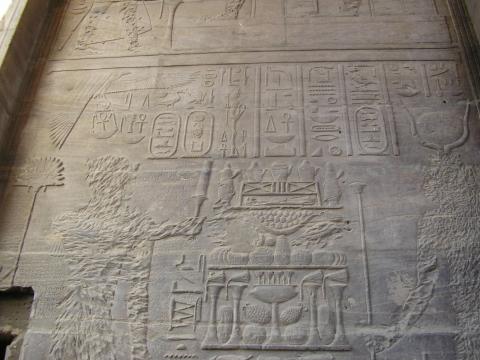 image Jeroglificos en una de las paredes del templo de Isis en Philae, Aswan, Egipto