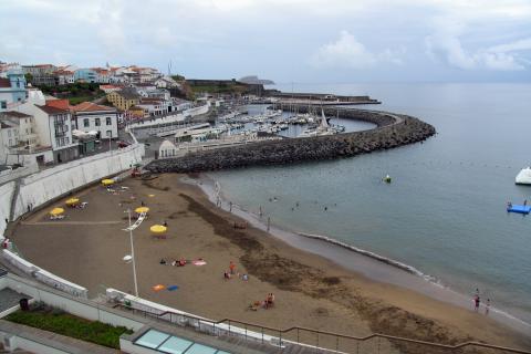image Puerto y playa de Angra do Heroismo en la Isla Terceira, Azores