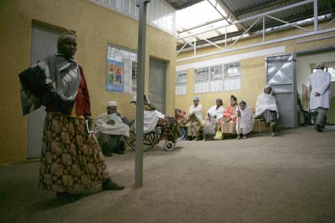 image Esperando ser atendidos en el hospital de Gambo, Etiopía