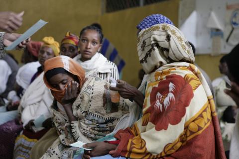 image Entregando los medicamentos a los pacientes del hospital de Gambo, Etiopía