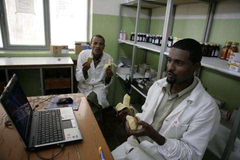 image Descanso durante el trabajo en la farmacia del hospital de Gambo, Etiopía