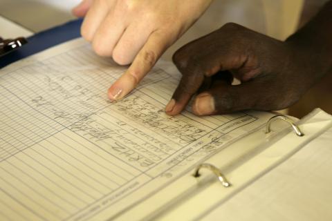 image Preparación de la dosis unitaria para los ingresados en el hospital de Gambo, Etiopía