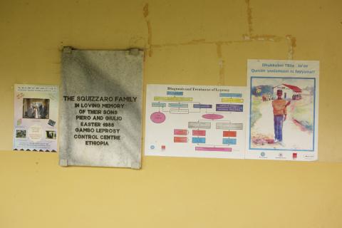 image Placa conmemorativa y carteles sobre la lepra en el hospital de Gambo Gambo, Etiopía