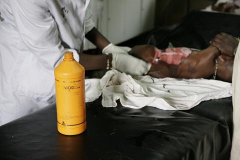 image Niño con quemaduras en la sala de curas, hospital de Gambo, Etiopía