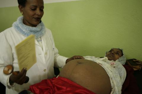 image Doctora atendiendo a embarazada en el hospital de Gambo, Etiopía