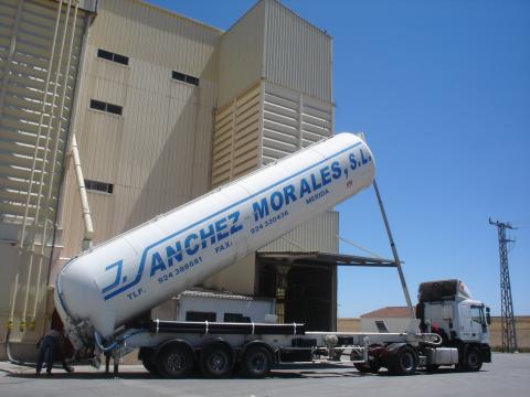 image Cisterna neumática descargando minerales de piensos