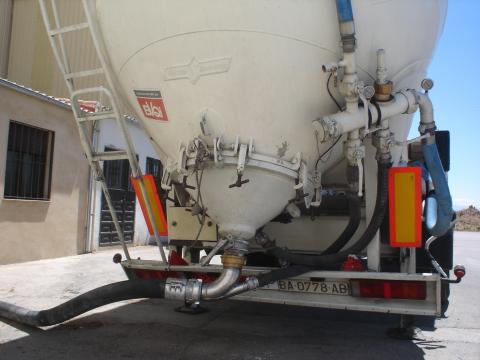 image Detalle de cisterna descargando por aspiración a una fábrica de piensos