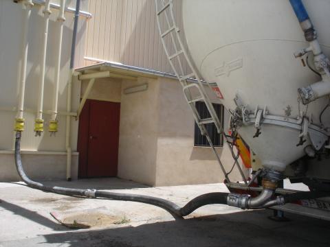 image Detalle de cisterna descargando por aspiración a una fábrica de piensos