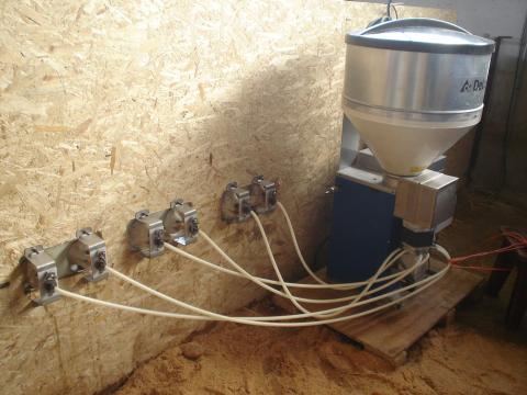 image Pezoneras y canalización del sistema de lactación artificial de los lechazos