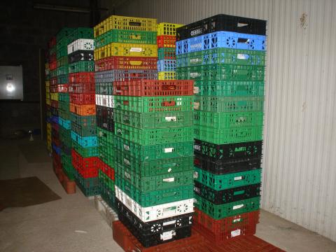 image Almacenamiento de cajas con canales de conejos en el matadero