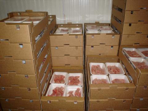 image Almacenamiento de cajas con conejo despiezado en el matadero