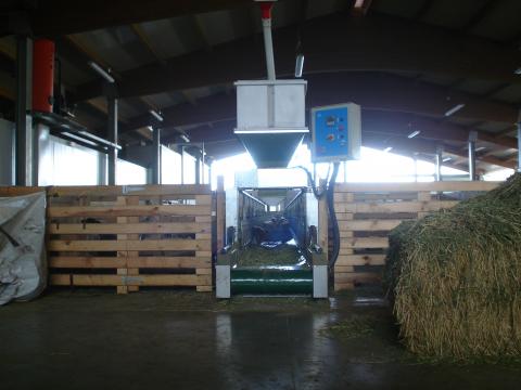 image Tolva de alimentación y cinta distribuidora en explotación de ovino