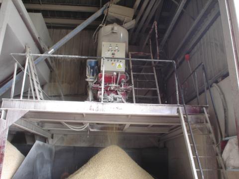 image Máquina aplastadora de una fábrica de piensos