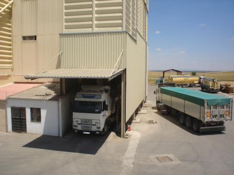 image Camiones y fábrica de piensos