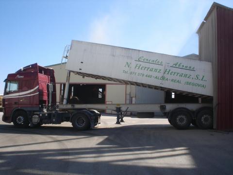 image Descarga en piquera en una fábrica de piensos