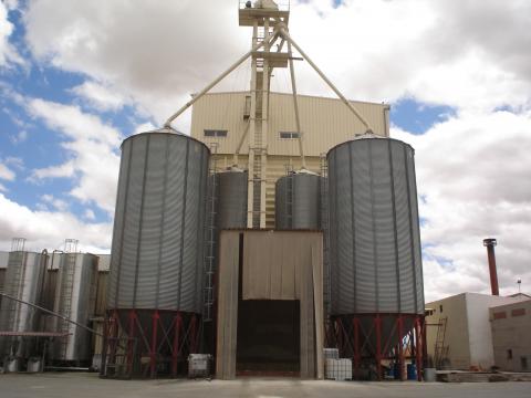 image Piquera y silos de una fábrica de piensos