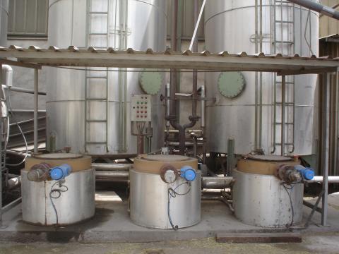 image Pocetes de descarga de líquidos en una fábrica de piensos