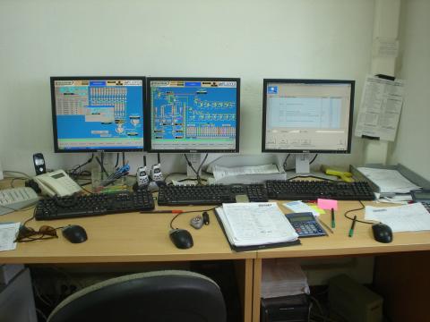 image Puesto de control de fabricación en una fábrica de piensos