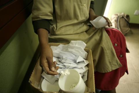 image Preparando medicinas y vacunas para los habitantes de las aldeas, hospital de Gambo, Etiopía