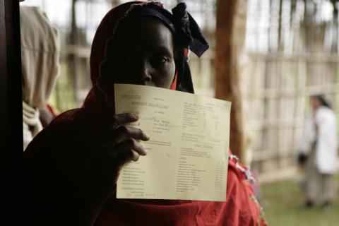 image Mujer con tarjeta sanitaria esperando a ser atendida, Etiopía