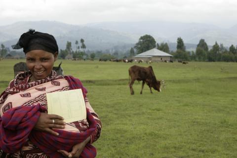 image Madre y bebé acuden a consulta médica con su tarjeta sanitaria, Etiopía