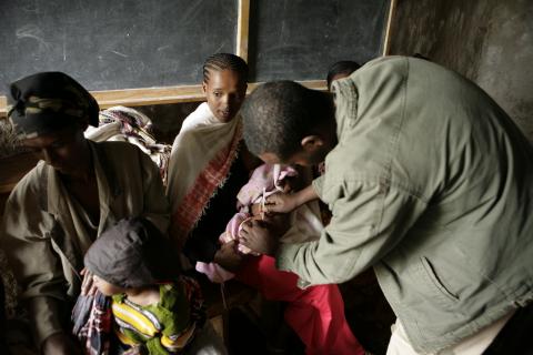 image Vacunando a un niño en la escuela de la aldea, Etiopía