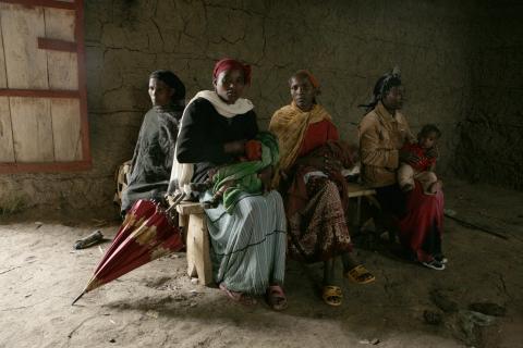 image Madres esperando a que pesen a sus bebés, Etiopía