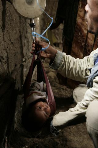 image Control del peso de un bebé, Etiopía