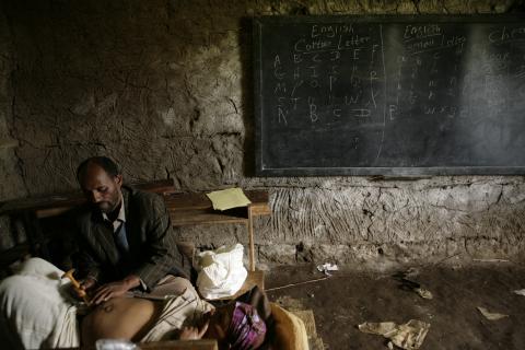 image Examinando a una embarazada en la escuela de la aldea, Etiopía