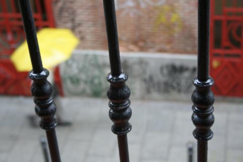 image A través de los barrotes del balcón
