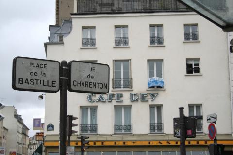 image Café en la plaza de la Bastille, París, Francia