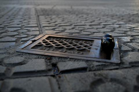 image Canicas negras en la acera