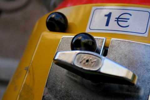 image Canicas negras en una máquina expendedora