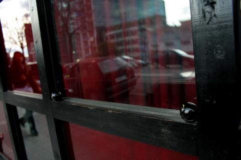 image Canicas negras junto al cristal