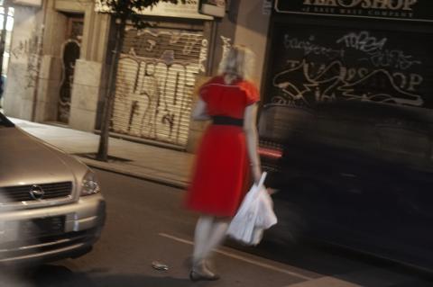 image Mujer de rojo en la calle