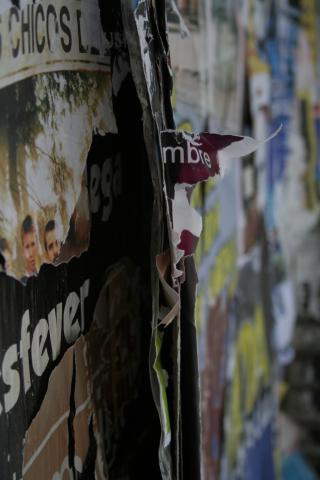 image Pared empapelada de publicidad