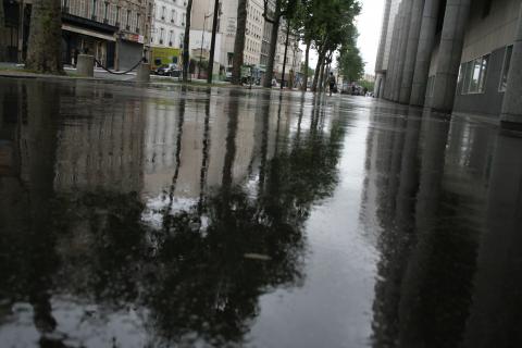image Reflejo de la ciudad sobre la acera mojada