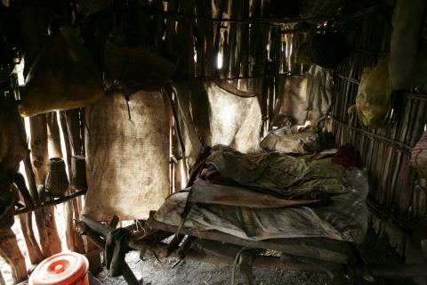 image Interior de una choza de madera, Etiopía