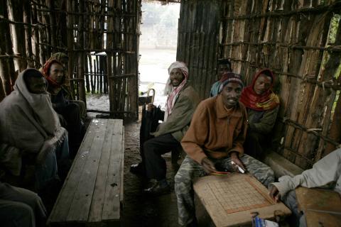 image Hombres preparándose para jugar en un bar de Etiopía