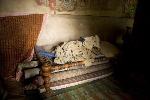 image Ropas y alfombras para la oración en el monasterio Kibran Gabriel, Etiopía