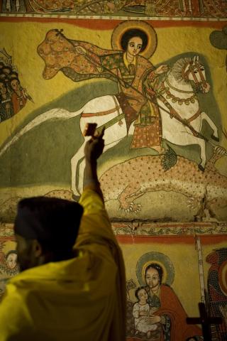 image Monje enseñando las pinturas del monasterio Kibran Gabriel, Etiopía