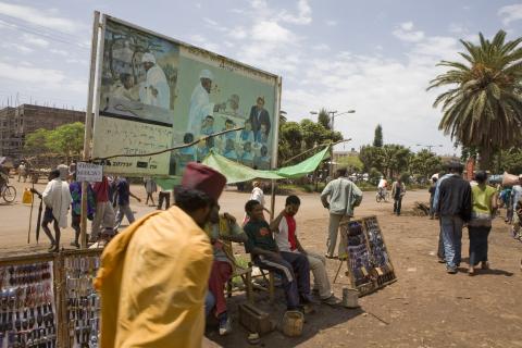 image Puesto de venta de gafas en el mercado de Bahar Dar, Etiopía