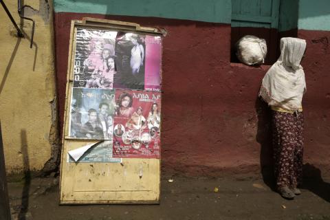 image Niño junto a carteles de música y cine en Bahar Dar, Etiopía