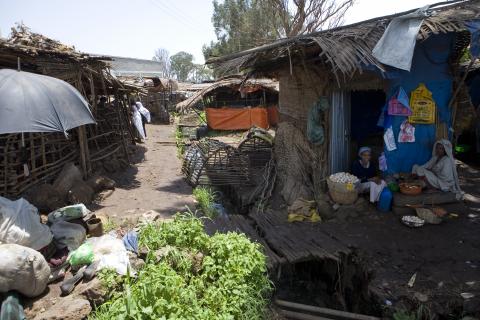 image Hacinamiento y suciedad en el mercado de Bahar Dar, Etiopía