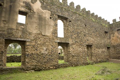 image Interior del castillo de Montewab en el recinto real de Fasil Ghebi, Etiopía