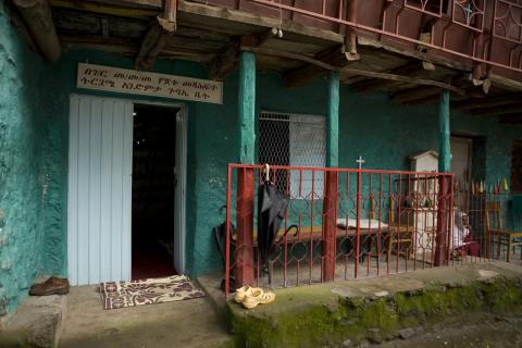 image Zapatos a la entrada de una casa en Gondar, Etiopía