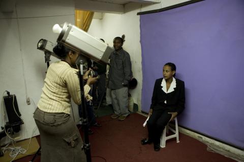 image Haciendo fotos en un estudio de fotografía de Gondar, Etiopía